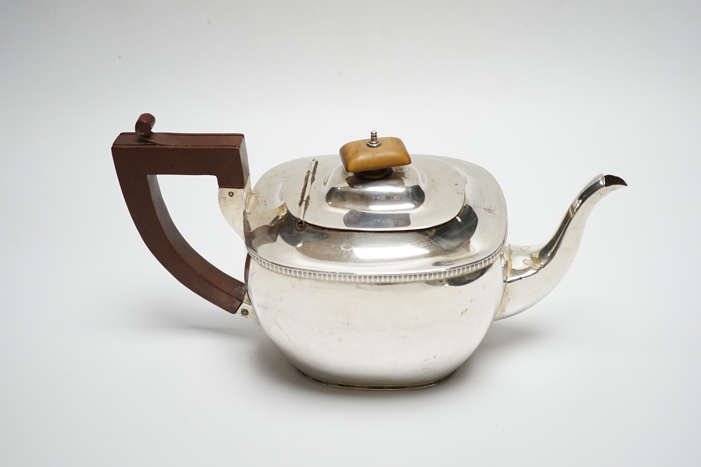 A George V silver teapot, S. Blanckensee & Sons Ltd, Chester, 1929, gross weight 18.2oz.